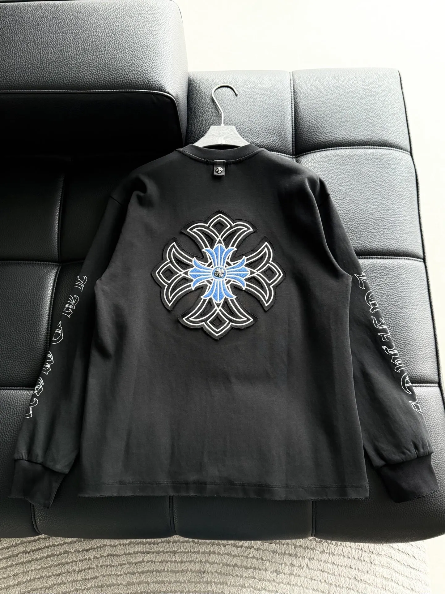 P408 💰ChromeHearts Chrome Heart Round Neck Sweater Long Sleeve The pursuit of quality guarantees the absolute quality! Using double-sided cotton fabric, the texture is clearly visible, the texture is soft, delicate and smooth, custom three-dimensional embroidery ➕ patchwork and leather craftsmanship, full of drape! The workmanship is fine and the shoulder lines are smooth. All imported chain machines are used to make the shoulder rolling strips. It has a certain thickness and is not made of cheap material but has a shiny feel that is comfortable and not tight on the upper body. It is the most avant-garde street item that can be easily matched by both men and women!  Color: black white Size: m-3xl Style number: 3582